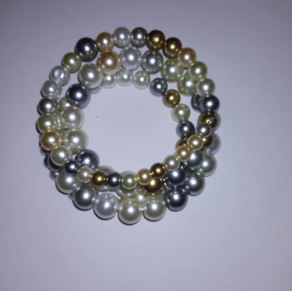 Sophisticated Pearl Bracelet in Silver, Gold, and Cream